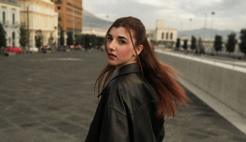 Florinda con alle spalle dei palazzi