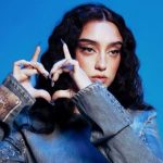 Sissi con sfondo blu