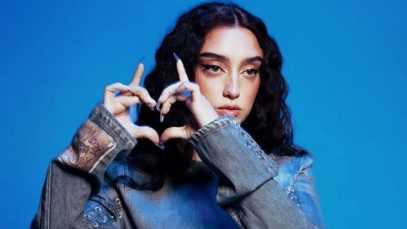 Sissi con sfondo blu