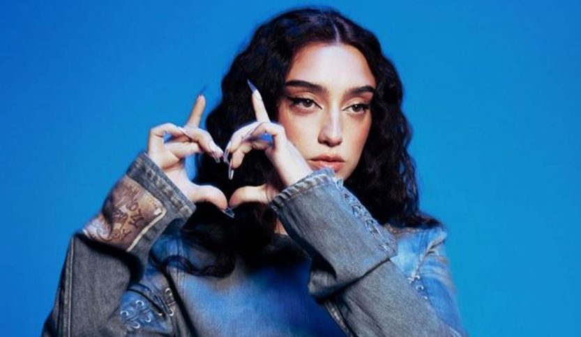 Sissi con sfondo blu