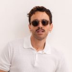 Aiello con occhiali da sole