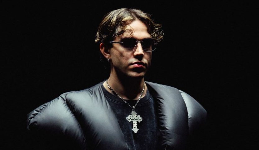 Aka 7even con sfondo nero