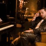 Alessandro davanti a un pianoforte