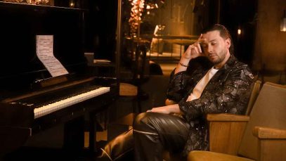 Alessandro davanti a un pianoforte