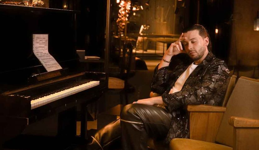 Alessandro davanti a un pianoforte