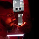 Andy K con sfondo rosso