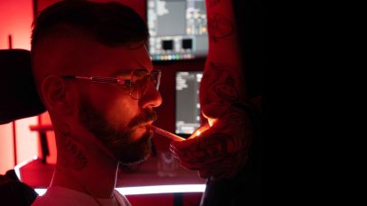 Andy K con sfondo rosso