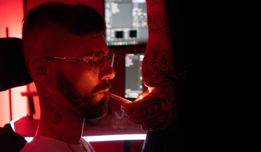 Andy K con sfondo rosso