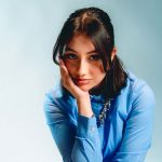 Angie con sfondo azzurro