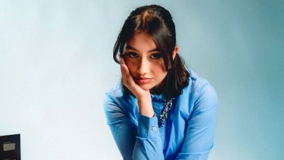 Angie con sfondo azzurro