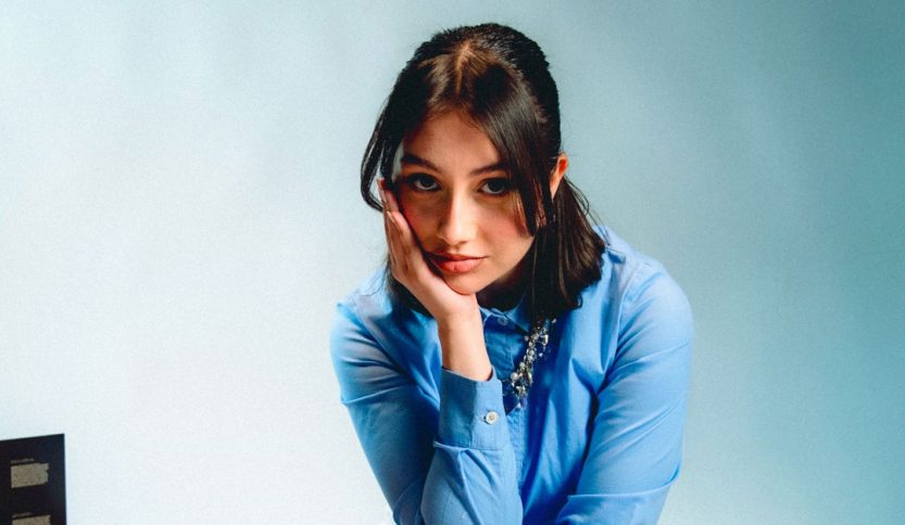 Angie con sfondo azzurro