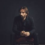 Cristiano Godano con sfondo scuro