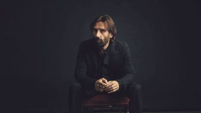 Cristiano Godano con sfondo scuro