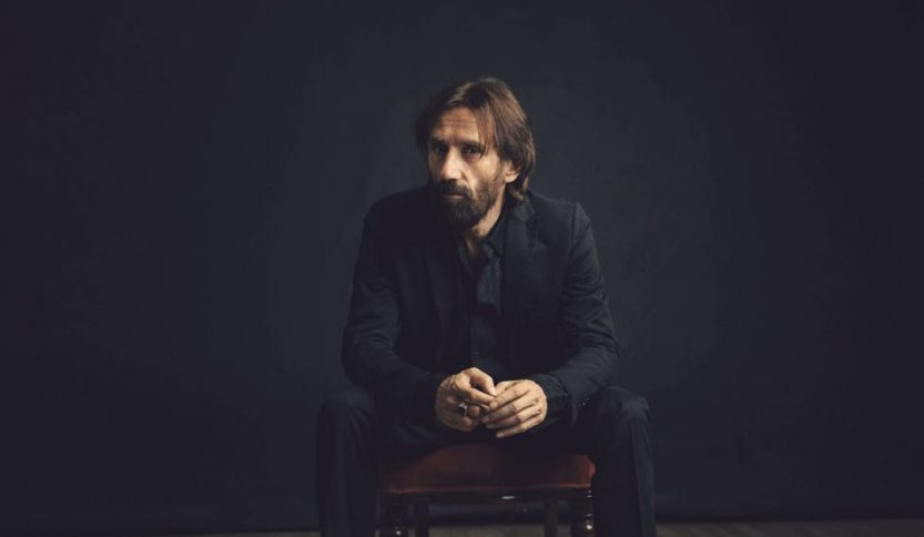 Cristiano Godano con sfondo scuro