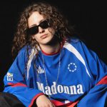 Eva Bloo con sfondo nero