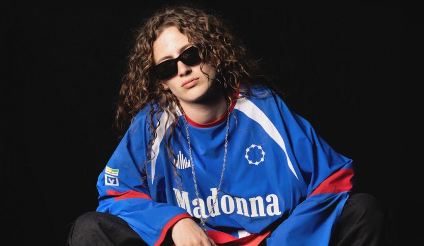 Eva Bloo con sfondo nero