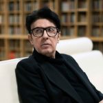 Garbo su un divano bianco