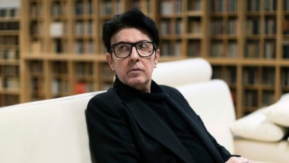 Garbo su un divano bianco