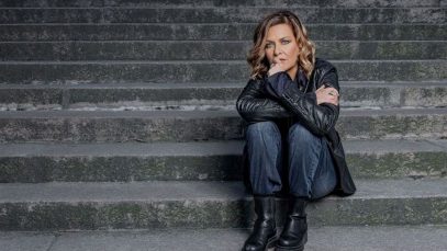 Irene Grandi sulle scale