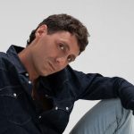 Le Larve con sfondo grigio