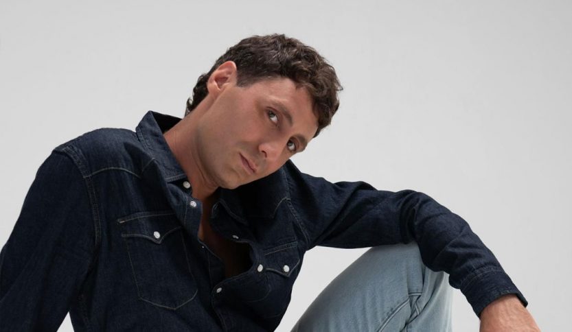 Le Larve con sfondo grigio