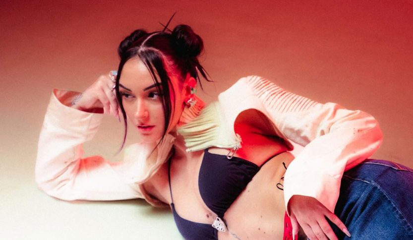 Lowrah con sfondo rosso