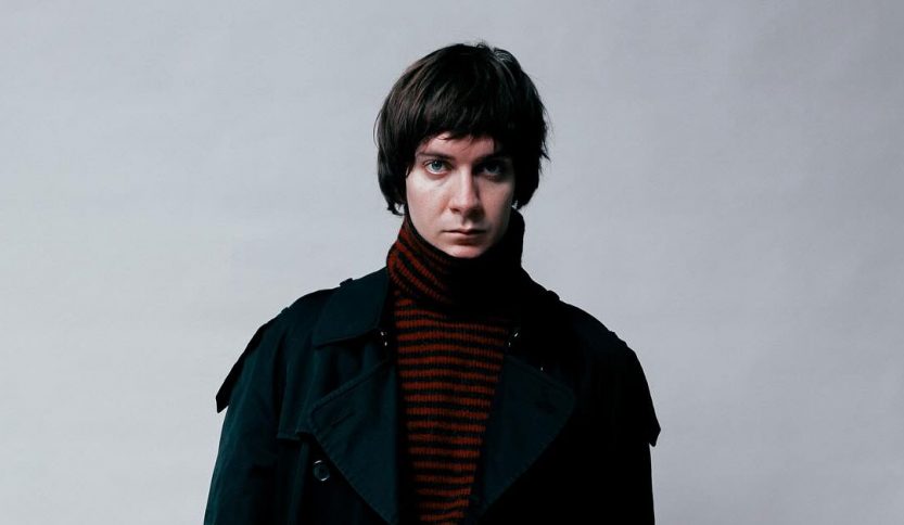 Matteo Alieno con sfondo grigio