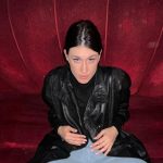 Monia su una poltrona rossa