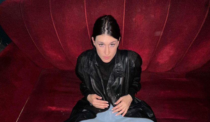 Monia su una poltrona rossa