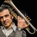 Paolo Fresu con sfondo nero