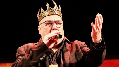 Pietro Ubaldi con una corona e sfondo nero