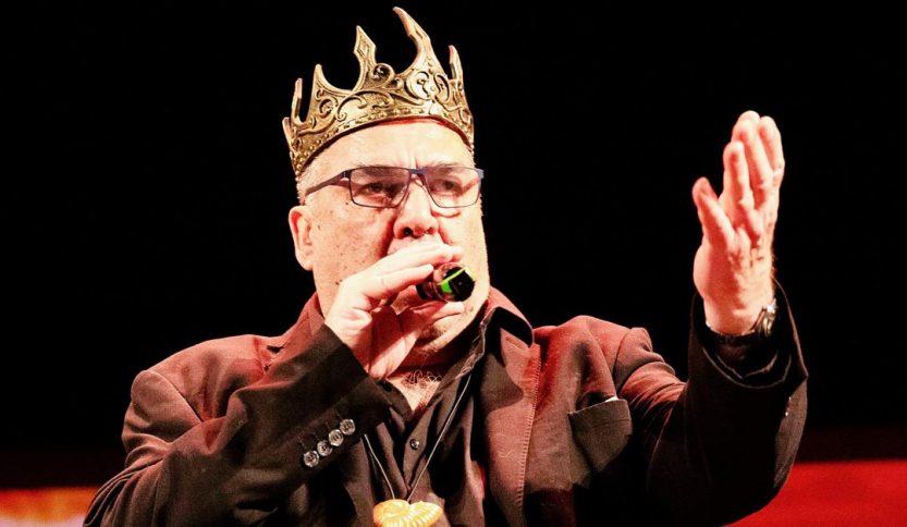 Pietro Ubaldi con una corona e sfondo nero