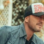 Raf con cappello bianco