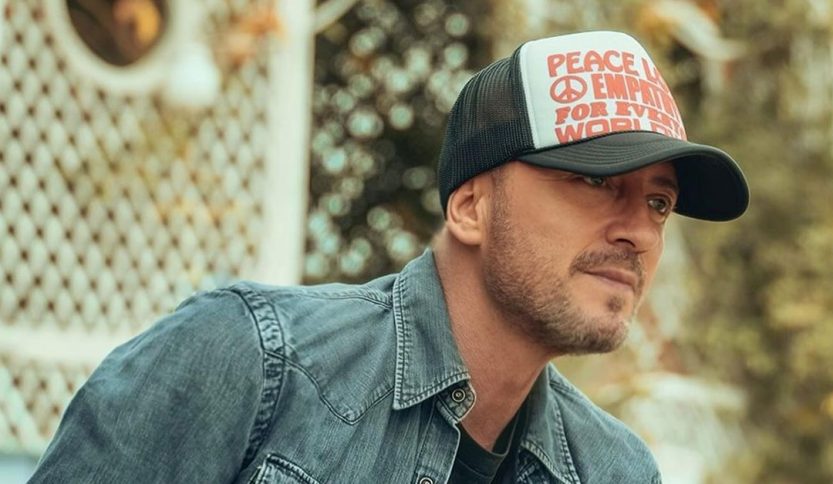 Raf con cappello bianco