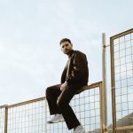 Rocco Hunt in equilibrio su una ringhiera