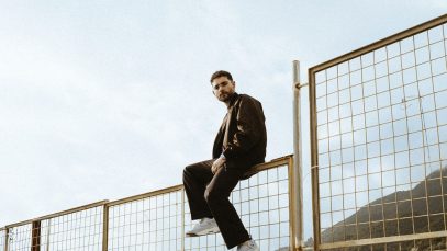 Rocco Hunt in equilibrio su una ringhiera