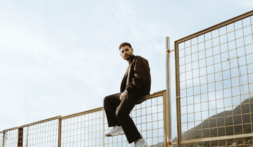 Rocco Hunt in equilibrio su una ringhiera