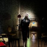 Romina Falconi in una stanza buia