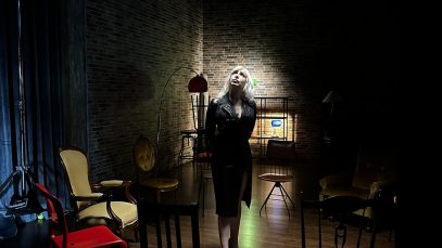 Romina Falconi in una stanza buia