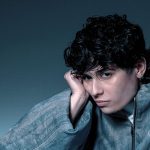 Senza Cri con sfondo blu