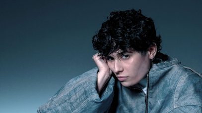 Senza Cri con sfondo blu