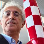 Luca Bottale con un razzo