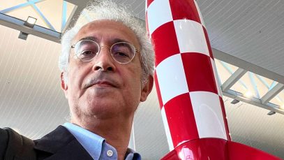 Luca Bottale con un razzo