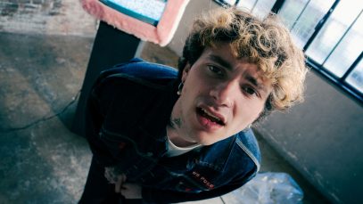 Werdn in una stanza spoglia