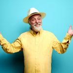 Eugenio Finardi con sfondo azzurro