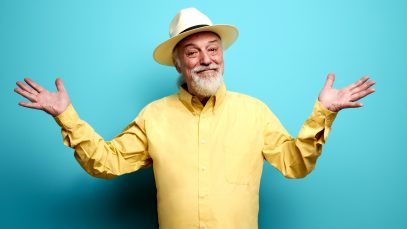 Eugenio Finardi con sfondo azzurro