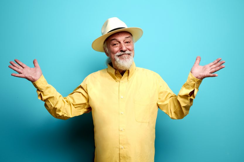 Eugenio Finardi con sfondo azzurro