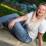 Valentina Pallavicino in un giardino