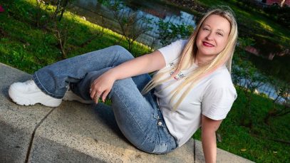 Valentina Pallavicino in un giardino