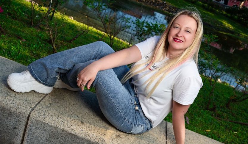 Valentina Pallavicino in un giardino